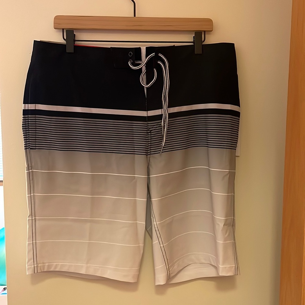 NWT Mens size 34 board shorts swim trunks 10” inseam